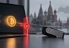 Russland verbietet Bitcoin-Transfers auf eigene Hardware-Wallets – symbolische Darstellung einer blockierten Überweisung vor der Kulisse Moskaus