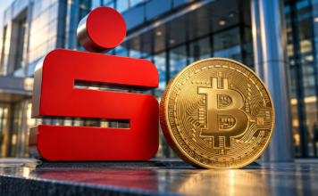 Rotes Sparkassen-Logo neben einer goldenen Bitcoin-Münze vor einer modernen Bankfassade.