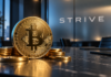 Strive kauft 6.182 Bitcoin für 511 Millionen Dollar – Bestand steigt auf 43.000 BTC Goldene Bitcoin-Münze mit Münzstapeln auf einem Konferenztisch vor einem Strive-Schriftzug.