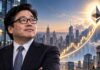 Tom Lee prognostiziert Ethereum-Rallye auf 50.000 USD – das steckt dahinter Porträt eines Finanzanalysten vor Skyline mit leuchtendem Ethereum-Logo und aufsteigendem Kurschart als Symbol für ein mögliches ETH-Kursziel von 50.000 US-Dollar