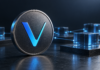 VeChain: 15,5 Milliarden VET gebunden – Kurs steigt um 34 Prozent VeChain-Symbol auf einer metallischen Münze vor blau beleuchteten, vernetzten Glasblöcken.