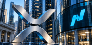 Silbernes XRP-Symbol vor einer modernen Glasfassade mit blauem Nasdaq-Logo