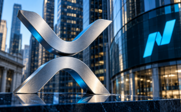 Silbernes XRP-Symbol vor einer modernen Glasfassade mit blauem Nasdaq-Logo
