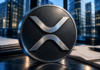 Silbernes XRP-Symbol vor Bürogebäuden und Finanzdokumenten in blauer Beleuchtung.