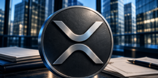 Silbernes XRP-Symbol vor Bürogebäuden und Finanzdokumenten in blauer Beleuchtung.