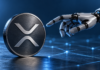 Roboterhand neben einer metallischen Scheibe mit XRP-Symbol vor einem blauen digitalen Netzwerk.