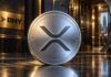 Ripple baut seine Banken-Allianz aus: Was BNY jetzt mit XRP und RLUSD plant Silberne XRP-Münze vor einem geöffneten Banktresor mit BNY-Logo.