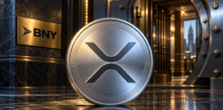 Silberne XRP-Münze vor einem geöffneten Banktresor mit BNY-Logo.
