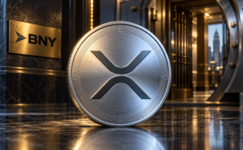 Silberne XRP-Münze vor einem geöffneten Banktresor mit BNY-Logo.