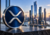 Silbernes XRP-Logo auf einer blauen Münze vor der Skyline von Manhattan.