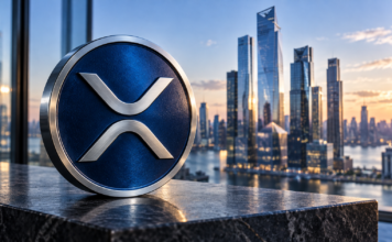 3 Wochen vor Ripple Swell 2026: Jetzt XRP kaufen? Das zeigt die Kurshistorie Silbernes XRP-Logo auf einer blauen Münze vor der Skyline von Manhattan.